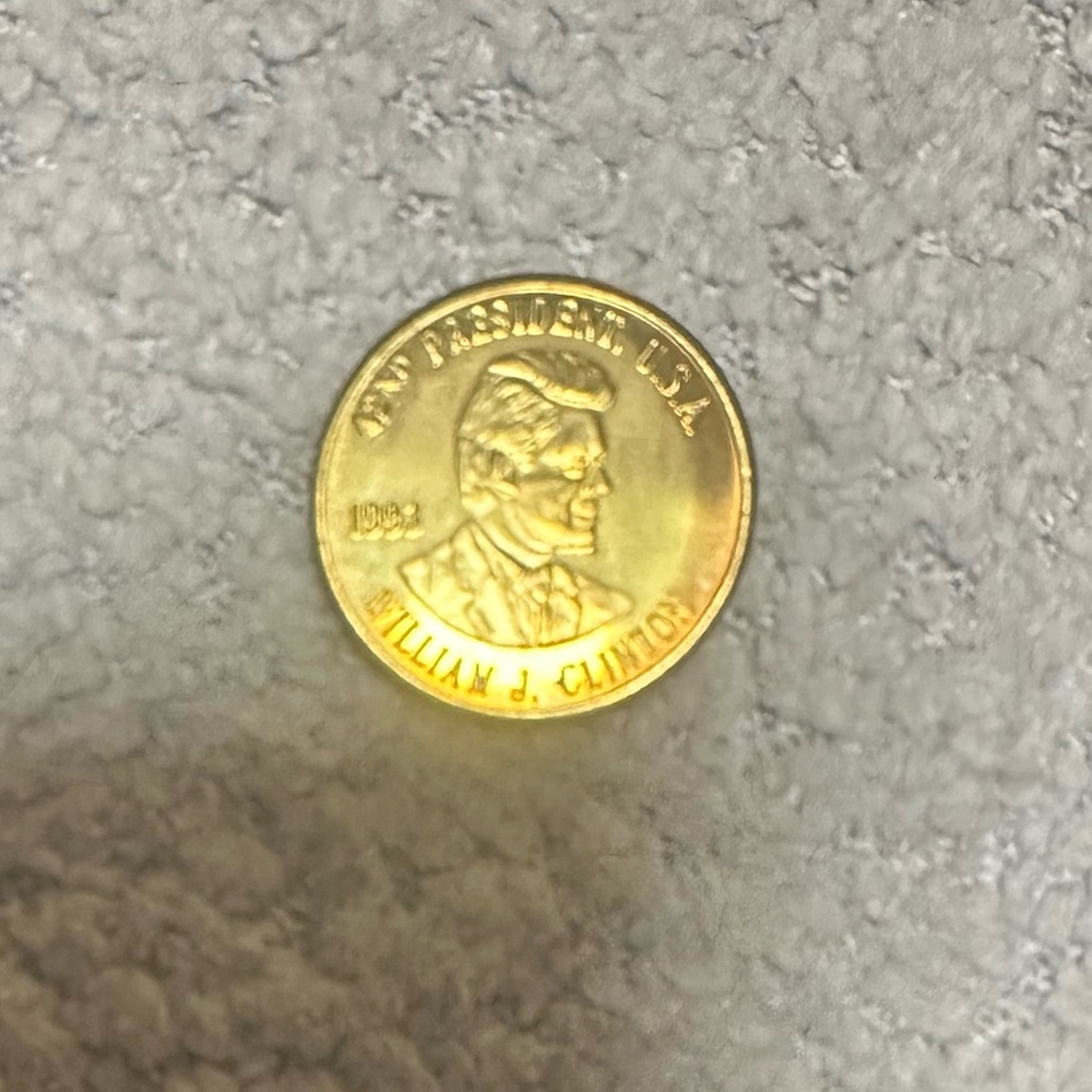 Vintage 1981 readers digest William j Clinton Gold Commemorative Coin